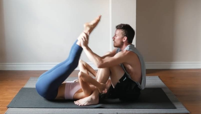 (youtube@madfit.)情侶健身Couple Workout動作３丨情侶捲腹訓練捲腹訓練(crunches) 是近年開始流行的訓練腹肌方法，不同於Sit up的地方是所需用到的肌肉範圍較少，